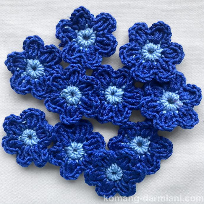 Gambar Crochet Flowers - blue with a light blue centre
