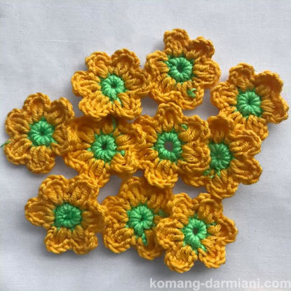 Gambar Crochet Flowers - yellow with a light green centre