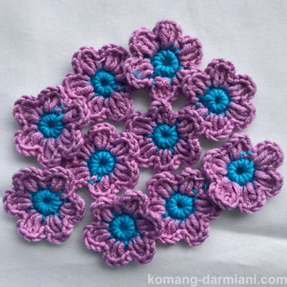 Gambar Crochet Flowers - violet with a light blue centre