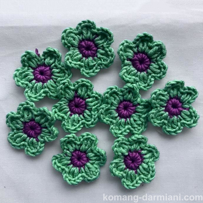 Gambar Crochet Flowers - light green with a light purple centre