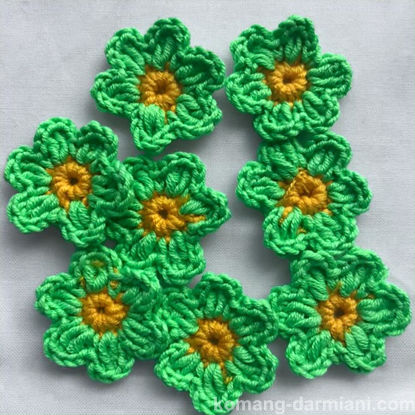 Gambar Crochet Flowers - light green with a light yellow centre