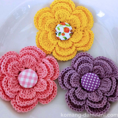 Gambar Large crochet flowers with cover button