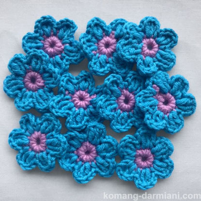Gambar Crochet Flowers - light blue with a pink centre