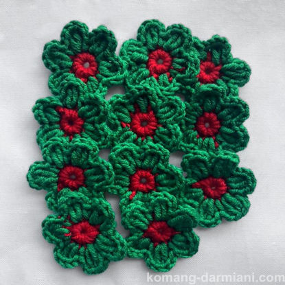 Gambar Crochet Flowers - Green with a red centre
