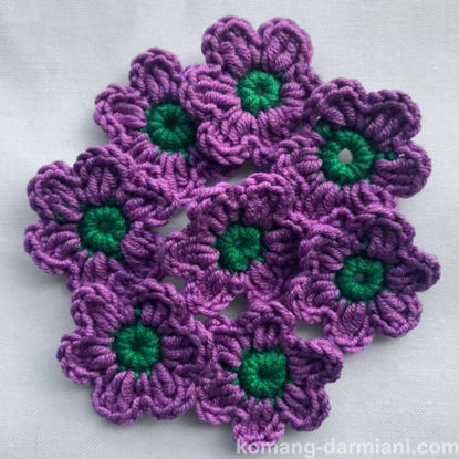 Gambar Crochet Flowers purple with a green centre