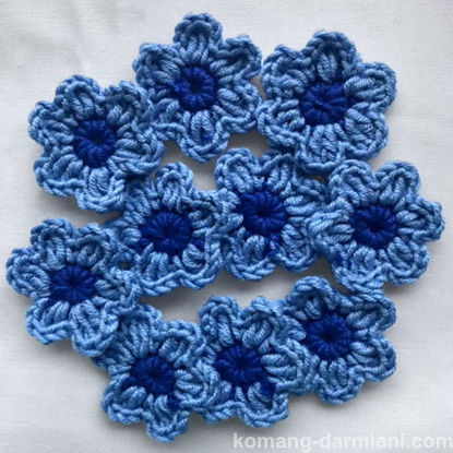 Gambar Crochet Flowers - light blue with a dark blue centre