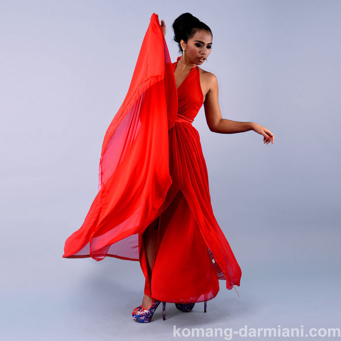 Gambar Red flowing maxi dress