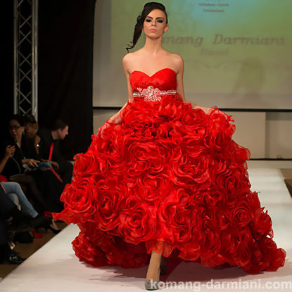 Gambar Red Gothic Couture