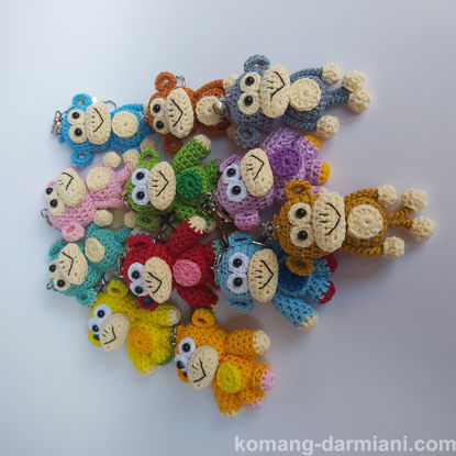 Gambar Colorful Crochet Monkey Keychain Vibrant and Customizable Accessory